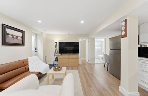 Whitby House | Charming Cozy Lower-Level Suite in a Quiet Area
