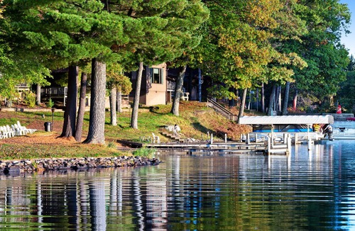 Eagle River Apartment | Charming, dog-friendly villa w/ fireplace, deck & views of Voyageur Lake!