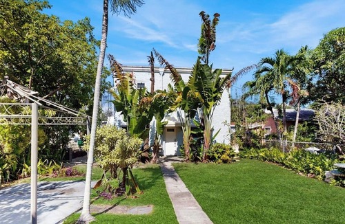 Parkside House | Charming duplex with enclosed yard, fast WiFi, full kitchen, & W/D