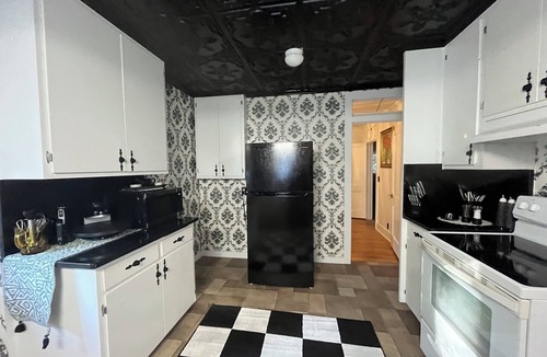 Andalusia House | Charming Escape 4br-2ba – Sleeps 10, King, 2 Queens, 2 Twin Bunks, 2 levels