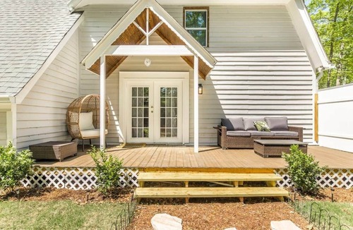Centerville House | Charming Farmhouse Getaway 7 Beds