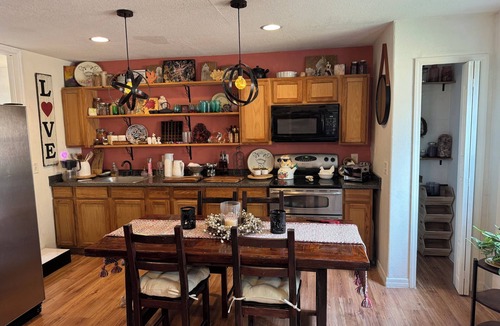 Palatka Cottage | Charming furnished artist country cottage with WiFi and AC in Palatka.