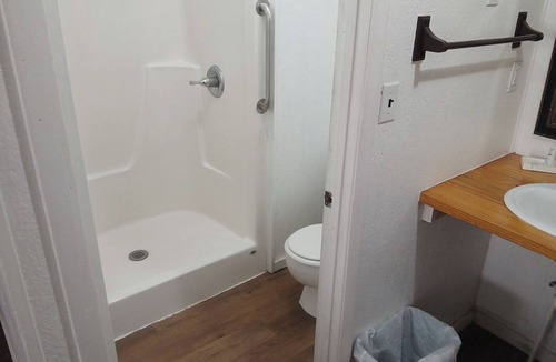 Mayo Hotel | Charming Hill Top Room 17 in Mayo with WiFi, AC, fitness room