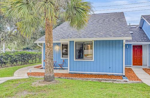 Indian Trails House | Charming home near beach & golf with central AC & patio - dog-friendly