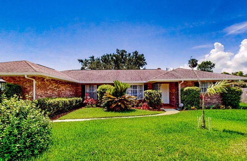 South Daytona House | Charming home with beach nearby, full kitchen, grill, central AC, & W/D
