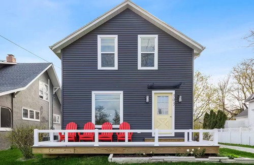 Three Oaks House | Charming Home with Hot tub & walk to town!