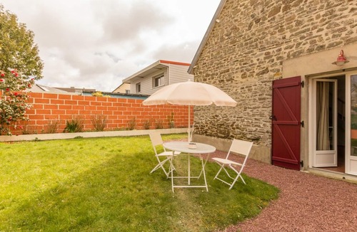 Saint-Pair-sur-Mer Cottage | Charming house with garden near beach, Wifi, pets allowed