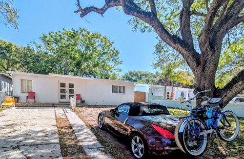 New Smyrna Beach Cottage | Charming Island Cottage - Pet Friendly