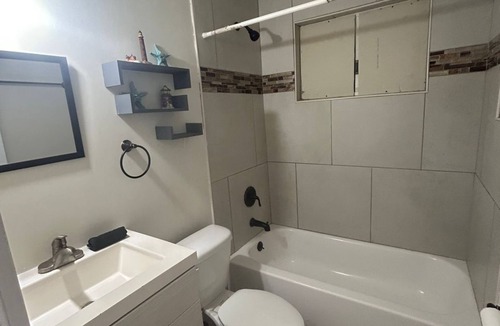 New Smyrna Beach Cottage | Charming Island Cottage - Pet Friendly