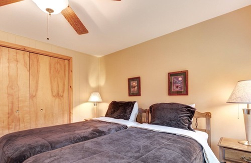 Eagle River Condo | Charming lakefront condo w/ gas fireplace, private deck close on chain of lakes!