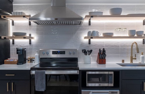 Madrona House | Charming Madrona Stay Walk to Lake & Cafes, Shops, A/C Parking
