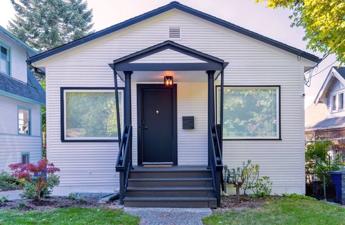 Madrona House | Charming Madrona Stay Walk to Lake & Cafes, Shops, A/C Parking