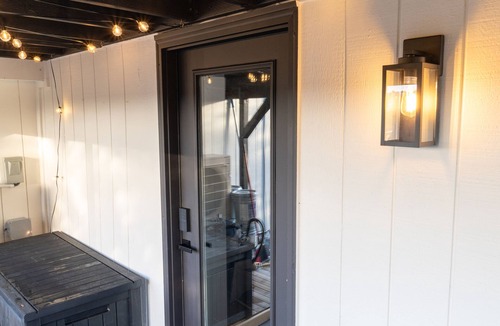 Madrona House | Charming Madrona Stay Walk to Lake & Cafes, Shops, A/C Parking