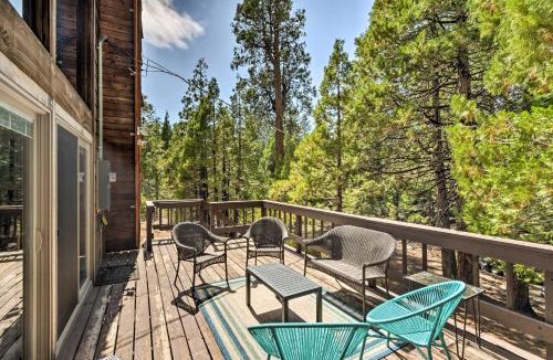 Strawberry House | Charming Pinecrest Cabin w/Private Deck