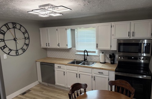Ashtabula House | Charming recently renovated house with AC, WiFi, in The Ashtabula Harbor