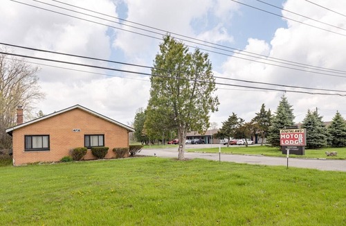 Riverview Apartment | Charming Room w/Private Bath & Wi-fi in Brownstown!