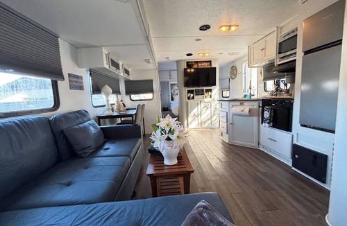 Spring Hill House | “Charming RV Getaway – Close to everything!