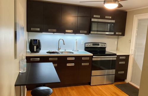 Airport Township Apartment | Charming studio with AC and WiFi in lovely Saint Ann