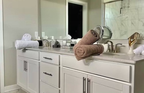 Maxwell Bed & Breakfast | Charming Suite in a Spacious Shared Home in Fishers – Utilities included