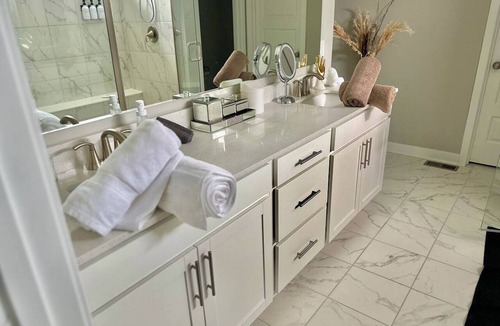 Maxwell Bed & Breakfast | Charming Suite in a Spacious Shared Home in Fishers – Utilities included