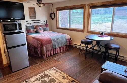 Estes Park Cabin | Charming Updated Rustic Studio. Excellent Location Close to Town & RMNP!