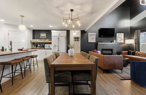 Chaplin House | Charred Oak Reserve-Sleeps 10-Hot Tub, Firepit by Iconiq stays