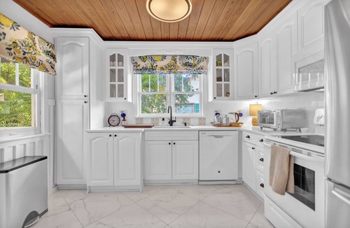 Del-Ida Park Historic District Cottage | Chateau Mango, historic cottage with a pool!