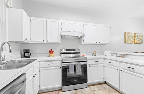 Gainesville Villa | Cheerful 2 BR Townhome: Pool & Central Location!