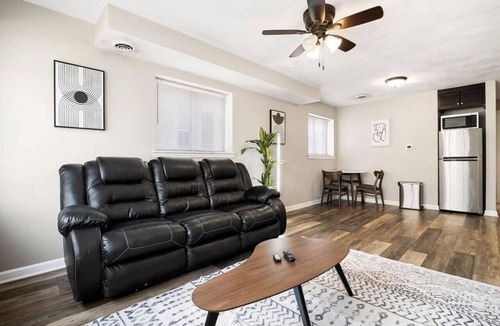 Peoria Apartment | Chic and Comfortable 1BR Apartment near Bradley U