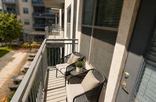Downtown Fort Worth Apartment | Chic Downtown Retreat/Balcony, Pool, 75” TV