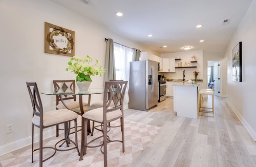 Hamtramck Apartment | Chic Modern Apt w/Free Parking Near Dtwn Detroit