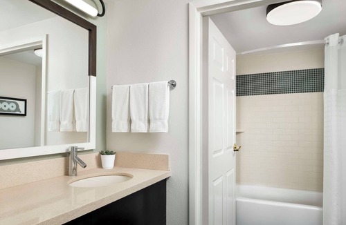 Thornhill Hotel | Chic Suite Ideal for Long Stays with Full Kitchen & Swimming Pool