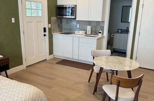 North Delridge Apartment | Chic Urban getaway, 12 min drive to Pike Place & Alki Beach