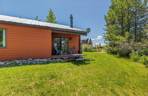 Clark Cabin | Chipmunk - Cozy pet friendly cabin