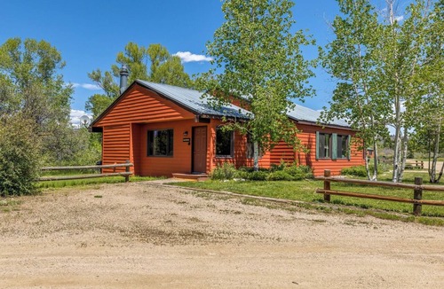 Clark Cabin | Chipmunk - Cozy pet friendly cabin