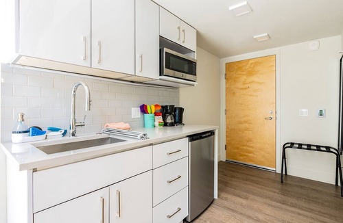 Yesler Terrace Hotel | Cityscape KING BED on Broadway Modern Loft