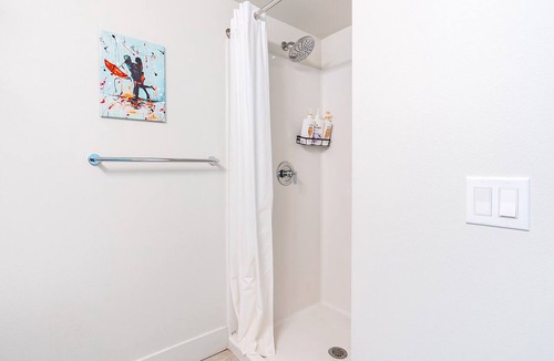 Yesler Terrace Hotel | Cityscape KING BED on Broadway Modern Loft