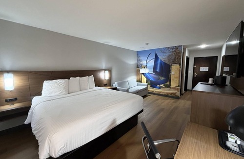 Dallas Hotel | Clarion Pointe Addison - Dallas North