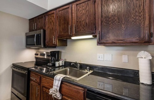 Biggs Field Hotel | Classic Unit, Full Kitchen, Outdoor Pool, Pet-Friendly, Free Parking & Breakfast