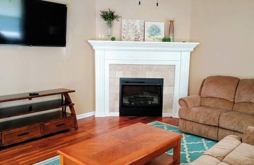 Buchanan County House | Clean 2 Bedroom House w/Office Near Mosaic and Mo West University