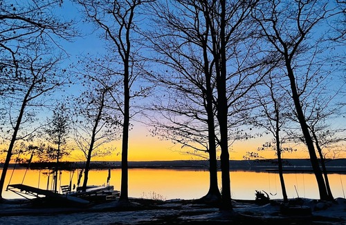 Lake Linden House | Clean and Cozy Cabin with Hot Sauna, Watersports + Snowmobiling