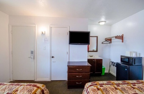 Macon Hotel | Clean & Cozy Macon | Comfy Haven | Free Breakfast & Nearby Restaurants