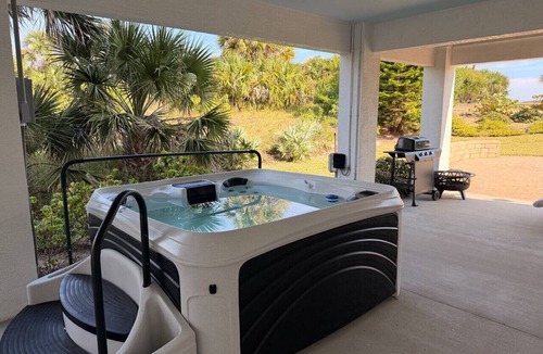 Painters Hill House | Coastal Canary - Summer at the beach + hot tub!