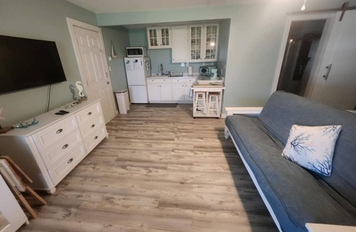Palacios Apartment | Coastal Studio – Screened Porch, Bay Views & 1.5-Mile Lighted Seawall