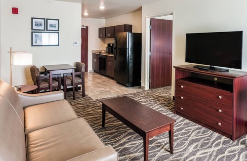 Neenah Hotel | Cobblestone Hotel & Suites - Appleton International Airport