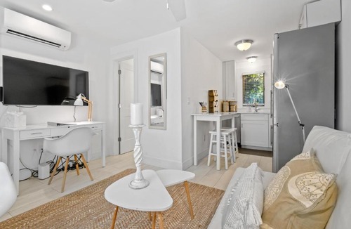 Parrot Cove Apartment | Coco Studio