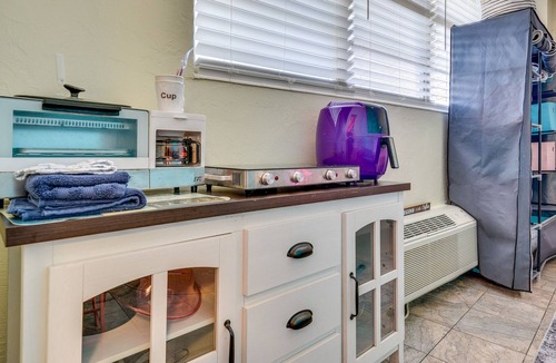 Bostwick Park Apartment | Colorful Daytona Beach Vacation Rental w/ Pools!