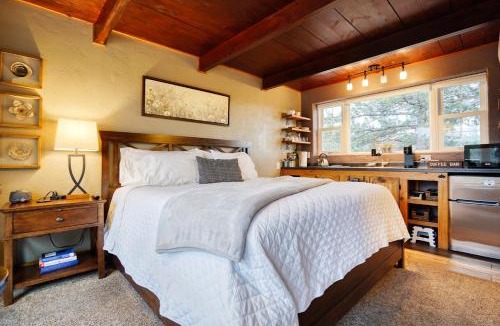 Hot Springs House | Columbine Cabin at Highland Meadows - Black Hills Retreat