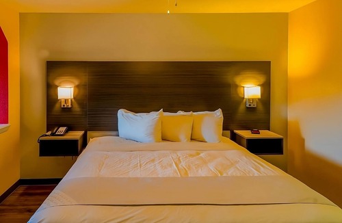 Sweet Home Hotel | Comfort and Convenience! Pool, FREE Parking and Breakfast! Near Dragon House!