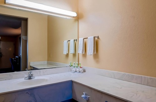 Sweet Home Hotel | Comfort and Convenience! Pool, FREE Parking and Breakfast! Near Dragon House!